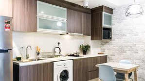 Fridge, microwave, stovetop, electric kettle - Cozy Hyve Soho Suites (Cyberjaya)