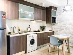 Fridge, microwave, stovetop, electric kettle - Cozy Hyve Soho Suites (Cyberjaya)