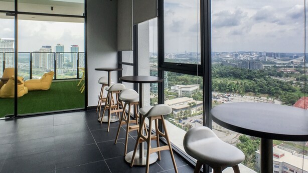 Outdoor dining - Cozy Kanvas Soho Suites (Cyberjaya)