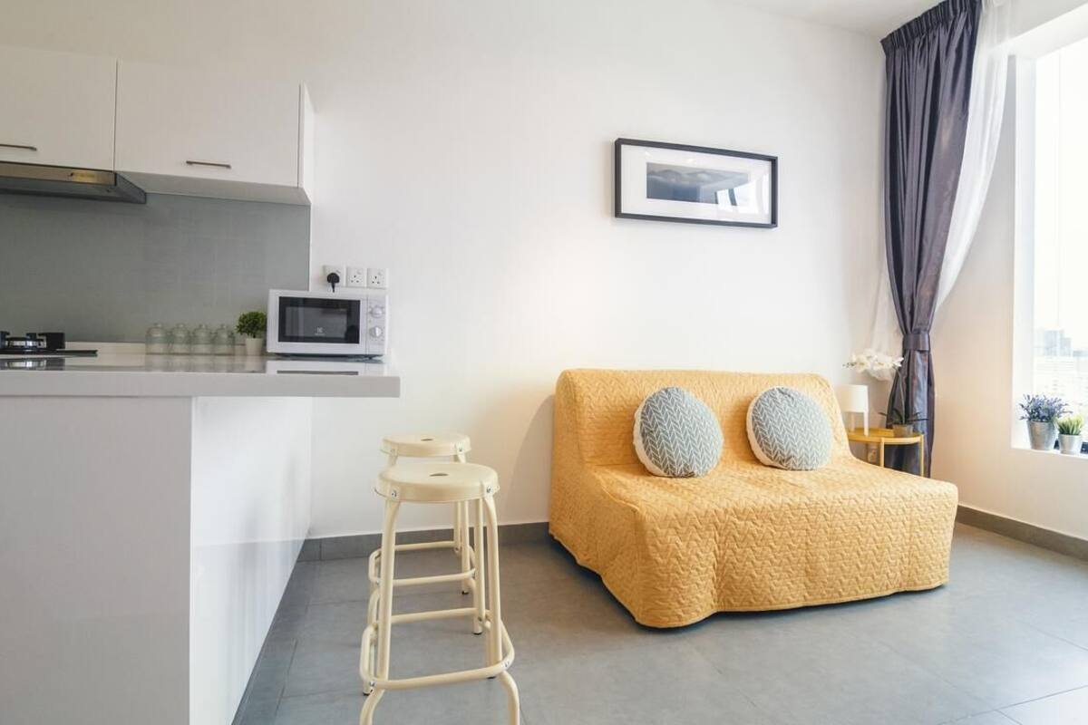 Studio (Birch B1012) | Area keluarga | TV layar datar, Netflix, dan layanan streaming