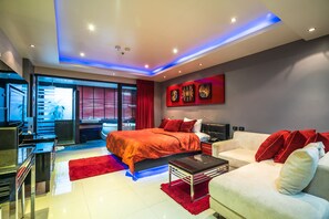 Basic stúdió, 1 king (extra méretű) franciaágy, hidromasszázskád | Pehelypaplan, széf a szobában és egyedi dekoráció