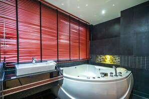 Studio, 1 très grand lit, baignoire à jets | Salle de bain | Baignoire et douche séparées, baignoire à jets, douche à « effet pluie »