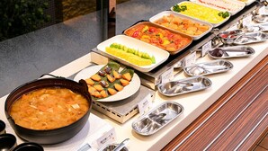 Frokostbuffé hver dag (mot et tillegg)
