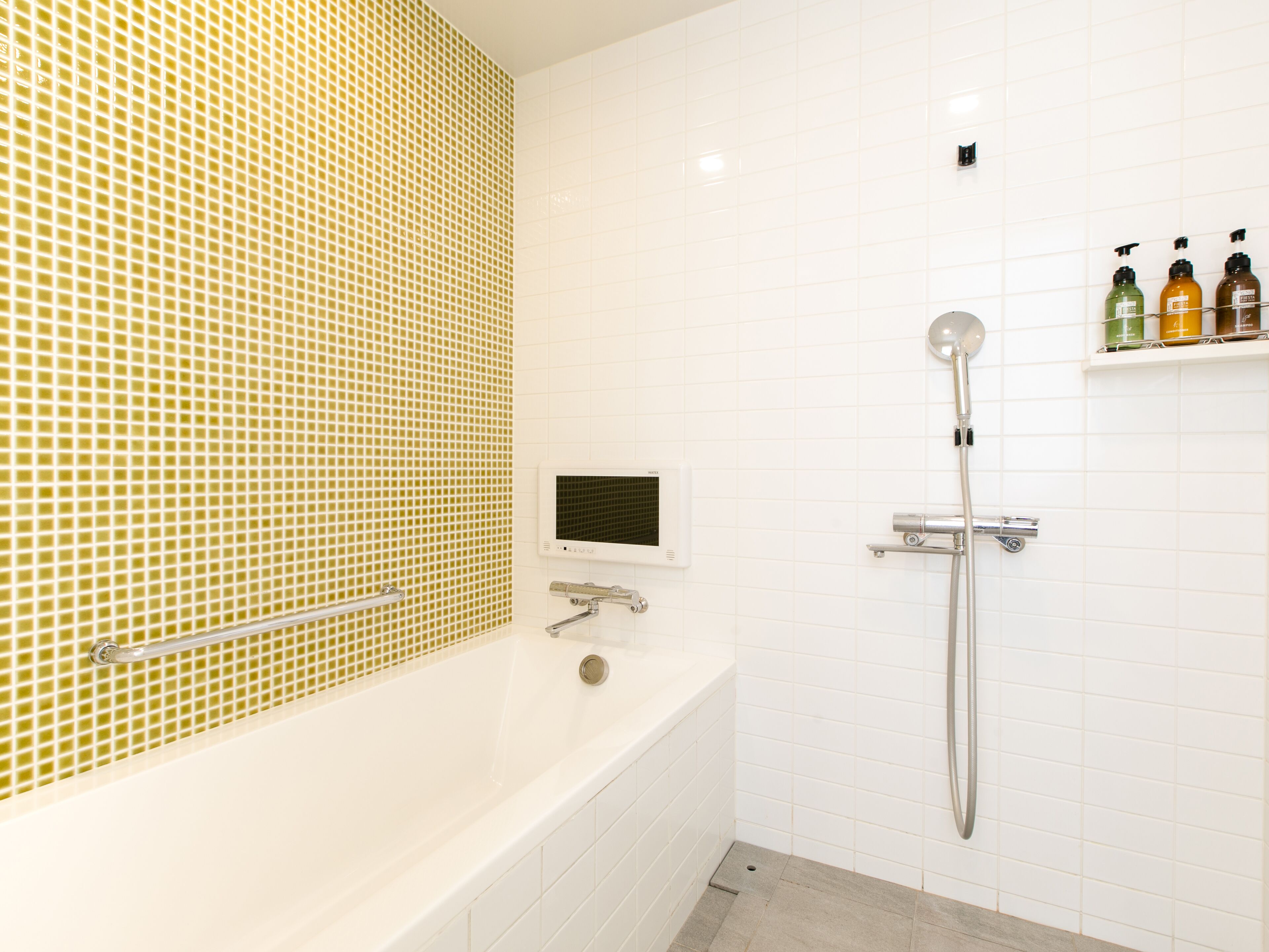 deep-soaking bathtub