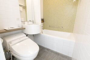 Gratis toiletartikelen, een haardroger, pantoffels
