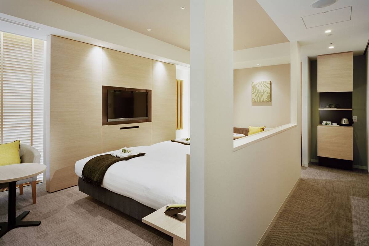 Desk, free WiFi, bed sheets