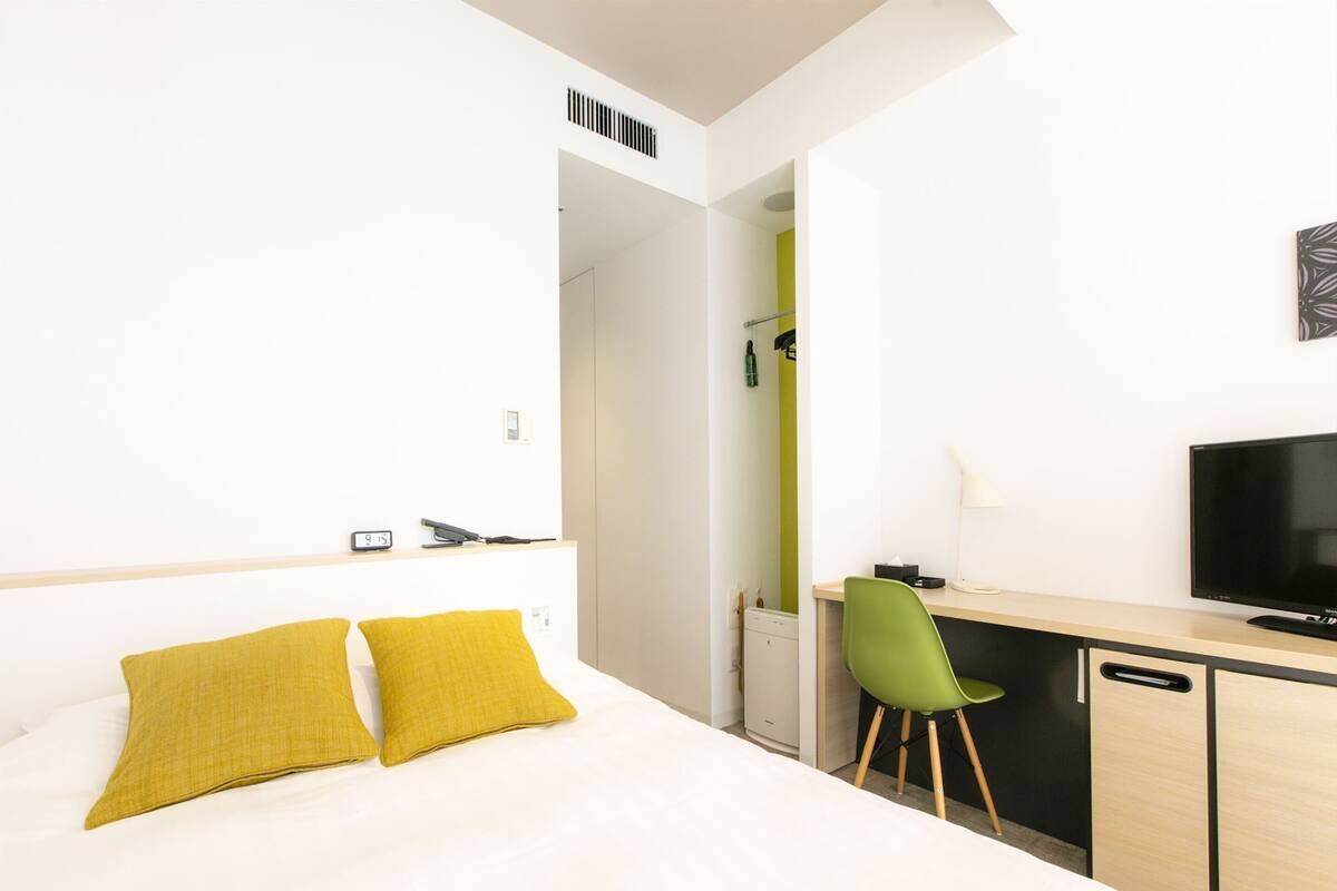 Desk, free WiFi, bed sheets