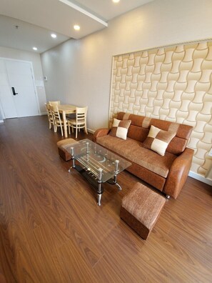 Appartement, 2 chambres | Aire de séjour | Téléviseur connecté de 50 po avec télévision par câble, téléviseur