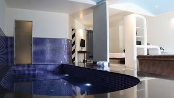 Studiosuite – royal | Sengetøy av topp kvalitet, memory foam-senger, minibar og safe på rommet