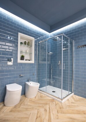 Douche, séchoir à cheveux, serviettes fournies, savon