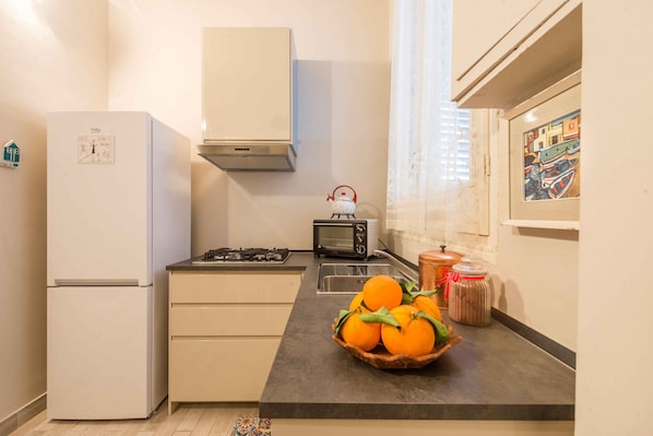Frigorifero, forno, lavastoviglie, bollitore elettrico