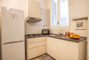 Frigorifero, forno, lavastoviglie, bollitore elettrico