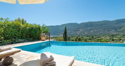 Kerithra Villa, overlooking Vasiliki bay, close to the beach and other amenities