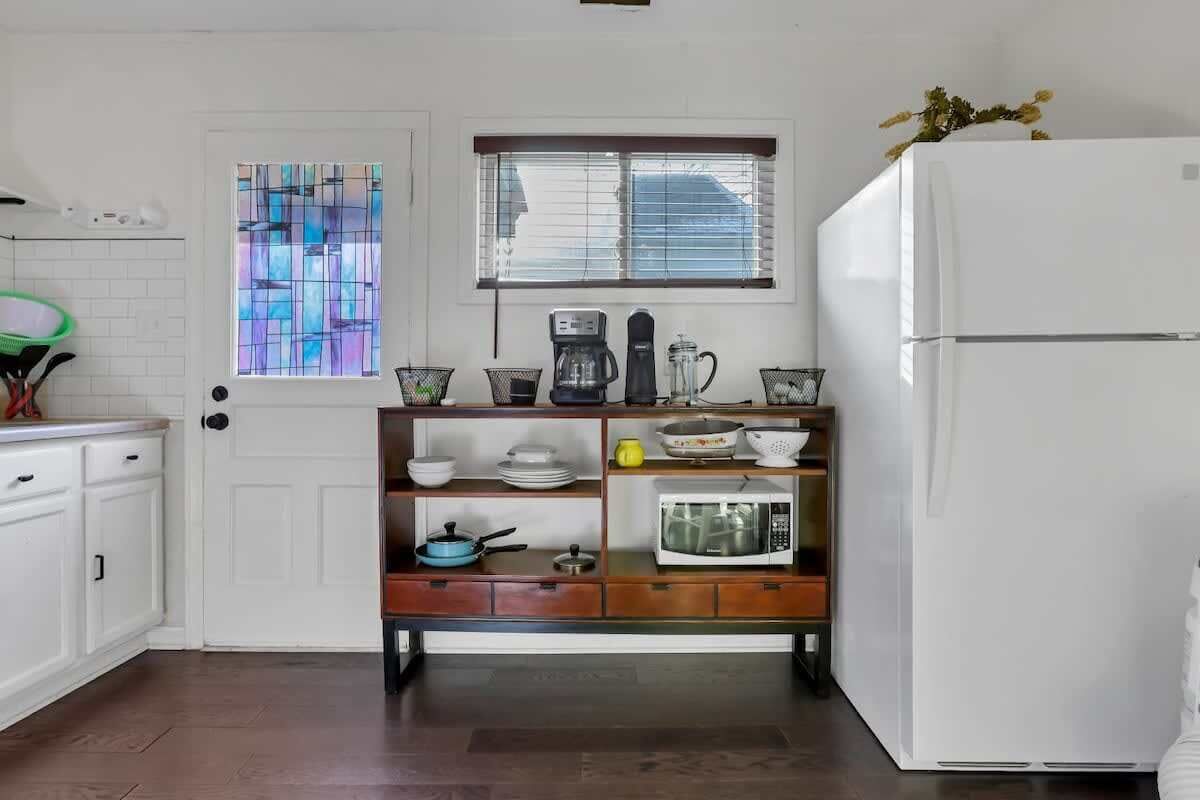 Frigorífico, microondas, horno y placa de cocina