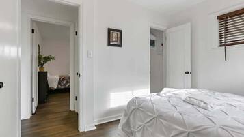 2 habitaciones, escritorio, tabla de planchar con plancha y wifi