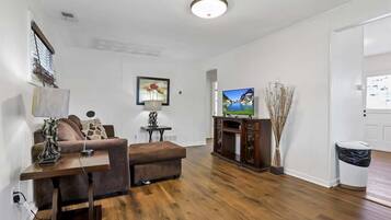 Una televisión, una oficina