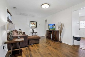 Una televisión, una oficina