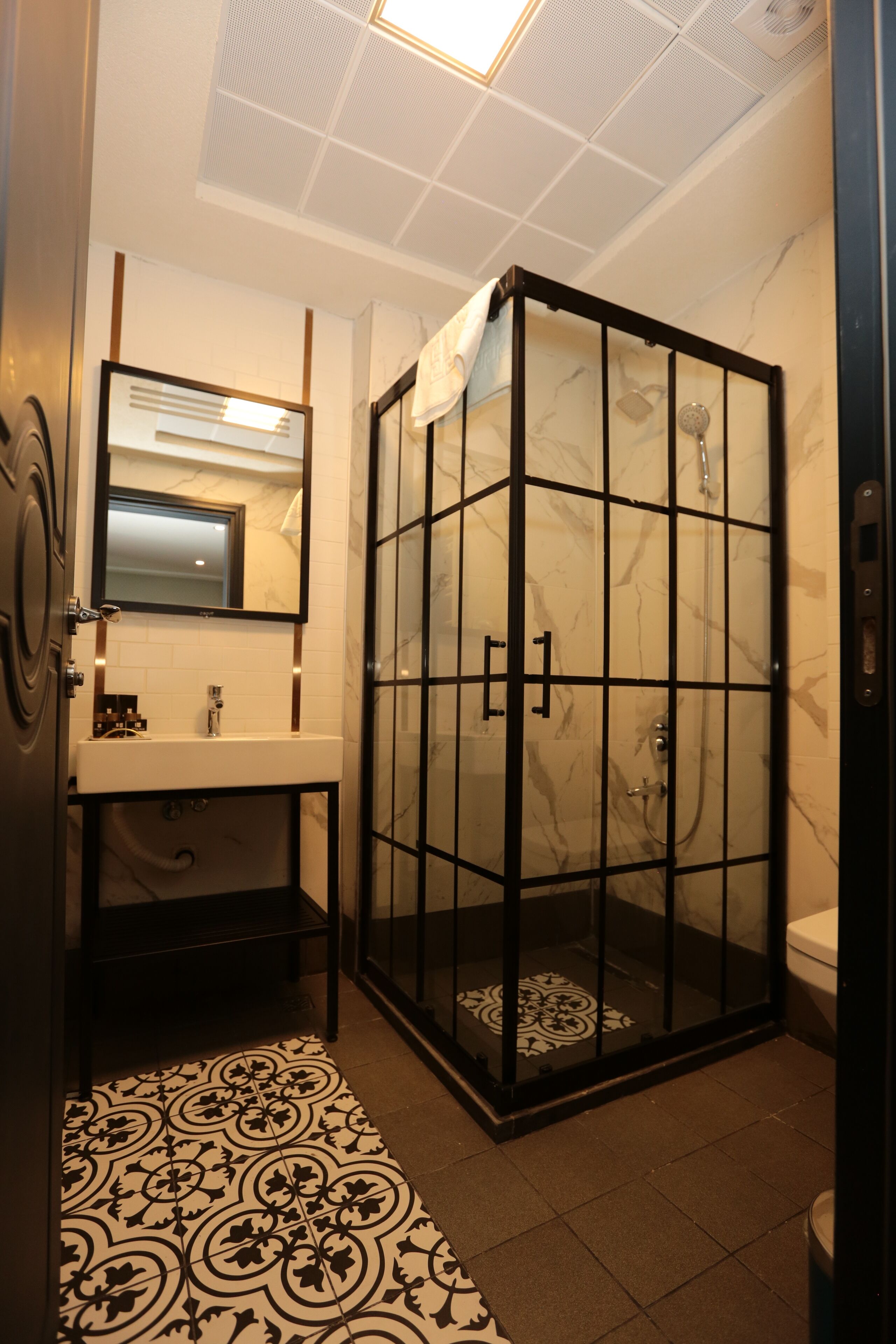 standard room | bathroom | shower, rainfall showerhead, free toiletries, hair dryer
