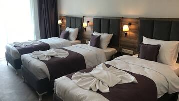 Habitación triple estándar | Caja fuerte, wifi gratis, ropa de cama