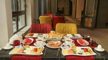 Desayuno bufé gratuito y diario