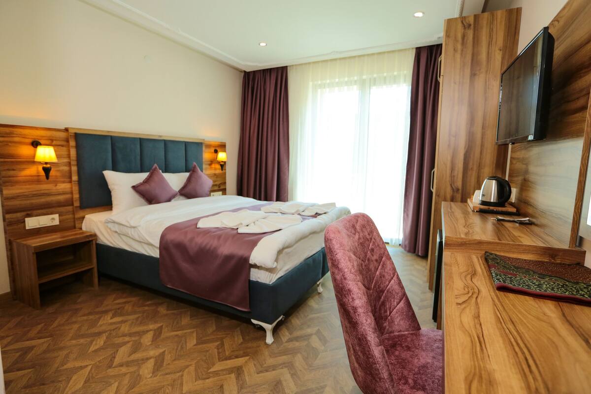 Standard Double Room | In-room safe, WiFi (free), bed sheets