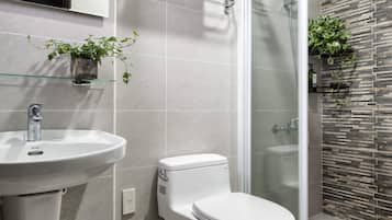 Appartement | Badkamer | Een douche, gratis toiletartikelen, een haardroger, pantoffels