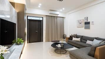 Apartamento | Zona de estar | Televisión de pantalla plana de 42 pulgadas con canales por cable
