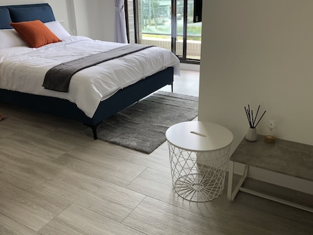 Apartment | 3 bedrooms, blackout drapes, free WiFi, bed sheets