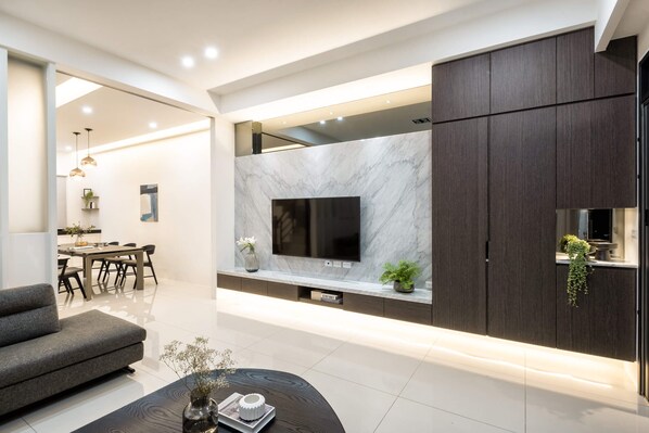 Apartment | Living area | 42-inch flat-screen TV with cable channels, TV - Single Eyelid Hostel (Yuanshan)