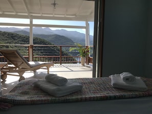 4 chambres, coffres-forts dans les chambres, bureau