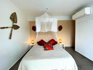 4 bedrooms, in-room safe, desk, iron/ironing board - Luxury villa, view of Malendure bay, Cousteau reserve and salt pool (Bouillante)