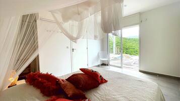 4 chambres, coffres-forts dans les chambres, bureau