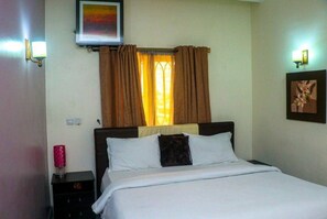 Desk, laptop workspace, blackout curtains, iron/ironing board - Le-Eldera Hotel (Port Harcourt)