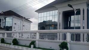 Um edifício moderno com grandes janelas e fachada branca.
