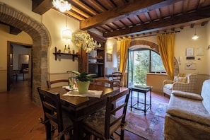 Apartment, 2 Bedrooms, Garden View | Living room | Books