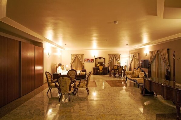 Executive Room | Desk, laptop workspace, blackout drapes, iron/ironing board