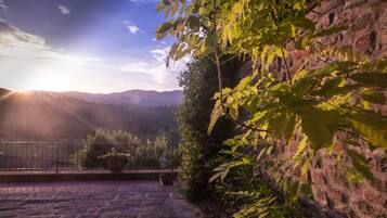 Apartment, 2 Bedrooms, Fireplace, Garden View | Property grounds