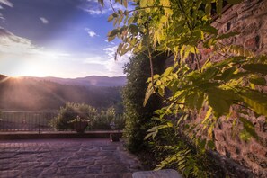 Apartment, 2 Schlafzimmer, Kamin, Gartenblick | Unterkunftsgelände