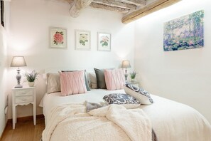 2 bedrooms, iron/ironing board, free WiFi, bed sheets - ORCHIDEA BIANCA a 2 Bedrooms 2 Bathrooms Understated Luxury with a Welcoming Ambience (Lucca)