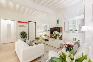 TV - ORCHIDEA BIANCA a 2 Bedrooms 2 Bathrooms Understated Luxury with a Welcoming Ambience (Lucca)