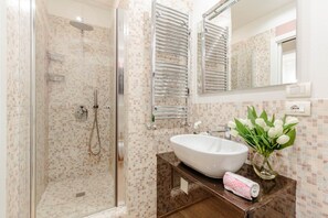 Shower, hair dryer, bidet, towels - ORCHIDEA BIANCA a 2 Bedrooms 2 Bathrooms Understated Luxury with a Welcoming Ambience (Lucca)