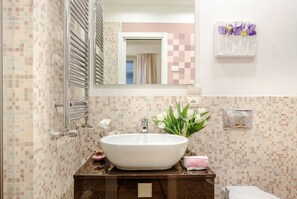 Douche, séchoir à cheveux, bidet, serviettes fournies