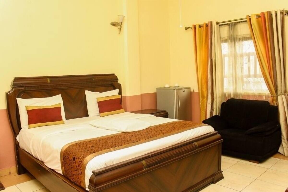 Kamar Deluks | Meja kerja, ruang kerja ramah laptop, dan tirai kedap cahaya