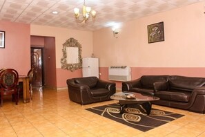 Quarto grand | Área de estar | TV de tela plana 32 polegadas com canais via satélite, TV