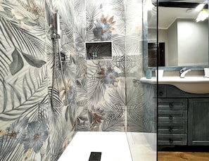 Douche, sèche-cheveux, bidet, serviettes fournies