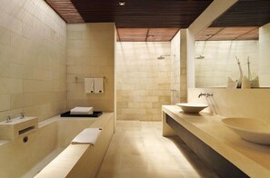 Towels, soap, shampoo, toilet paper - 3Bdr Luxurious Villas in Seminyak (Kuta)