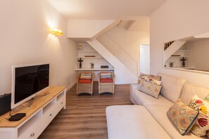 TV - FLH Graça Charming Duplex with Small Pool (Lisbon)