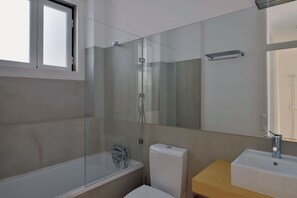 Vasca, asciugacapelli, asciugamani, shampoo
