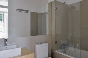 Banheira, secador de cabelo, toalhas de banho 