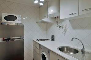 Kjøleskap, mikrobølgeovn, ovn og kaffetrakter/tekoker